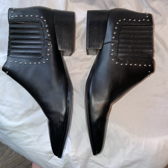 Marc Fisher Idalee Studded Chelsea Block Heel Booties
Black size 9 - Picture 2 of 16